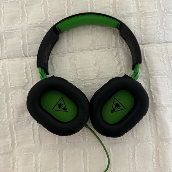 Wired Aux Headset for Gaming or Office Use - Picture 2 of 3